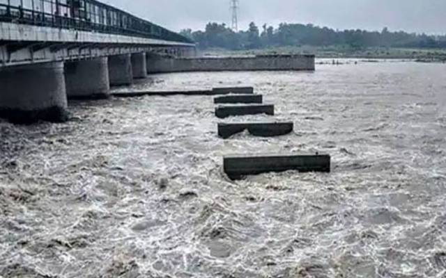  پنجاب کے دریاؤں میں پانی کی سطح میں مزید اضافہ ہونے سے دریاؤں ،ندی نالوں میں طغیانی کا خدشہ ہے۔ ترجمان پی ڈی ایم اے کے مطابق دریائے راوی، ہیڈبلو کی میں نچلے درجے کا سیلاب آنے کا امکان ہے۔