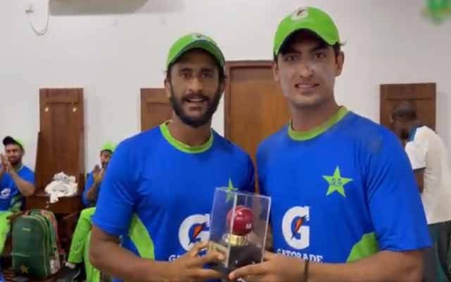 ٹیسٹ کیرئر میں وکٹوں کی ففٹی مکمل, نسیم شاہ کو حسن علی نے بال کا خصوصی ایوارڈ دیا