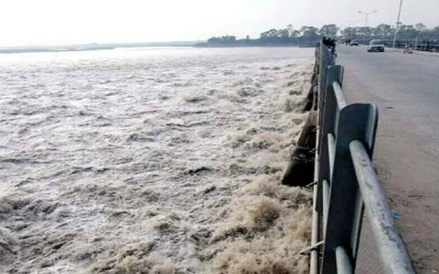 ملک بھر میں حالیہ طوفانی بارشوں کے بعد دریائے سندھ میں پانی کی سطح مزید بلند ہونے لگی۔ سکھر بیراج پر 12 گھنٹوں کے دوران 34 ہزار کیوسکس کا اضافہ ریکارڈ کیا گیا ہے۔