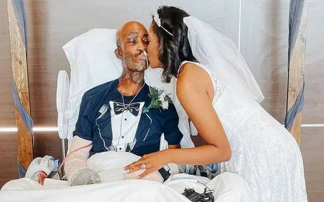  دولہا پریسٹن کوب جو شدید جھلس گیا تھا اور صحت یاب ہونے کیلئے ہسپتال میں داخل تھا، اس نے جارجیا کے ایک ہسپتال کے برن یونٹ میں اپنی منگیتر کے ساتھ ایک دلچسپ تقریب میں شادی کی۔  