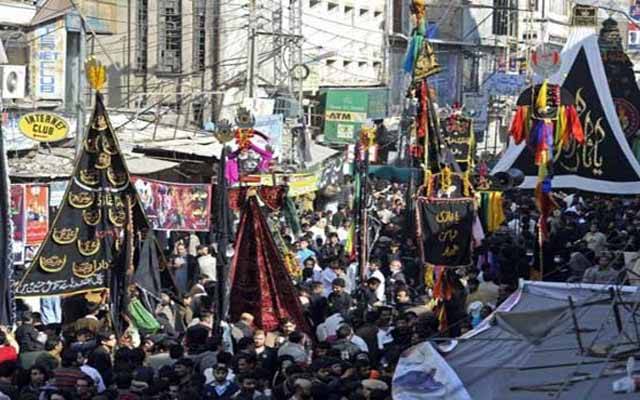 پشاور:شب عاشور کا پہلا جلوس امام بارگاہ قمربنی ہاشم اور امام بارگاہ سائیں زرین امامیہ کالونی گلبہار سے برآمد