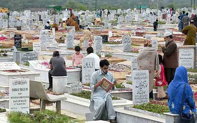 یوم عاشور پر لوگوں کا قبرستانوں کا رخ ، قبروں کی لپائی اور فاتحہ خانی کی گئی