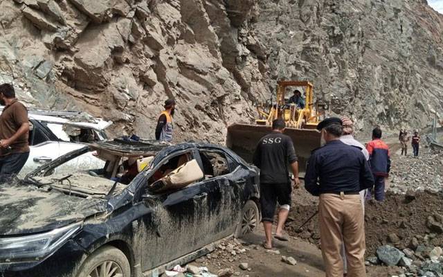گلگت بلتستان میں بارشوں کے سبب آنے والے سیلابی ریلوں اور لینڈ سلائیڈنگ کی وجہ سے شاہراہِ قراقرم اور شاہراہِ بلتستان ٹریفک کے لیے بند ہوگئی۔دونوں شاہراہوں کی بندش سے درجنوں سیاح اور مسافر جگہ جگہ پھنس کر رہ گئے ہیں جبکہ 4 گاڑیوں کو نقصان بھی پہنچا ہے