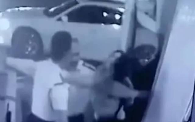 خواتین کا ٹریفک افسر پر جوتوں سے تشدد، ویڈیو وائرل