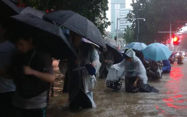 چین کے دارالحکومت بیجنگ میں ہونے والی طوفانی بارشوں نے بڑے پیمانے پر تباہی مچادی ہے اور لاکھوں افراد نقل مکانی پر مجبور ہو گئے۔ 