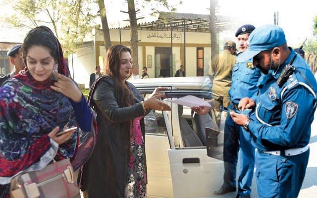  لاہور ٹریفک پولیس کا خواجہ سراء کمیونٹی کو خودمختار اور پراعتماد بنانے کیلئے احسن اقدام، خواجہ سراؤں کو لرنر پرمٹ جاری کر دیئے گئے ہیں۔