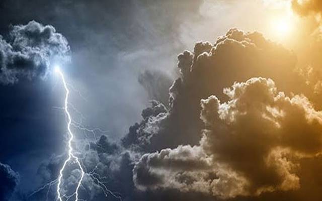 ملک کے بیشترعلاقوں میں آج موسم گرم اورمرطوب رہے گا۔ شمال مشرقی پنجاب، جنوبی خیبر پختونخوا، کشمیراور ساحلی علاقوں میں گرج چمک کے ساتھ بارش کا امکان ہے۔ 