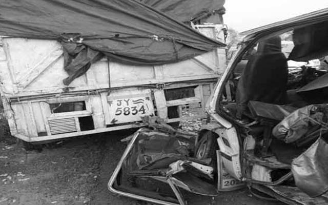  لیہ میں تیز رفتار مسافر وین سے ٹرک ٹکرانے سے حادثے میں ایک ہی خاندان کے 7 افراد جاں بحق جبکہ 7 شدید زخمی ہوگئے۔