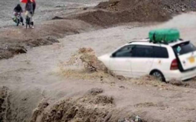  کوئٹہ میں شیرانی کےعلاقے خوارینہ میں گاڑی سیلابی ریلے میں بہہ جانے سے خواتین اور بچوں سمیت 4 افراد جان کی بازی ہار گئے۔