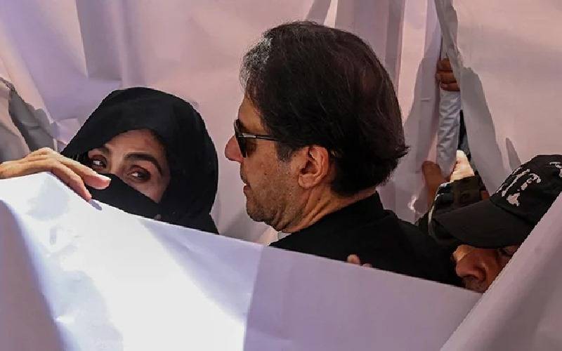 پولیس نے عمران خان کے گھر کے دروازے کیوں توڑے؟بشریٰ بی بی نے مزاحمت کیوں کی؟