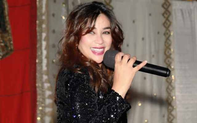 معروف پاکستانی گلوکارہ کومل رضوی نے بہترین صوفی پاپ راک آئیکن ایوراڈ جیت لیا