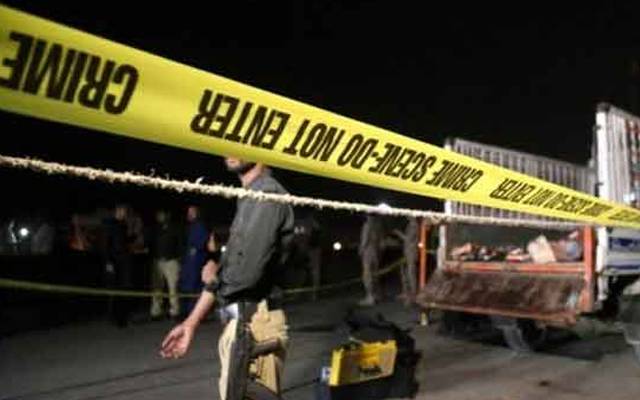  کراچی  کے علاقے صفورا گوٹھ کے قریب نامعلوم حملہ آوروں نے سچل تھانے کی پولیس موبائل پر دستی بم حملہ کردیا جس کی زد میں آکر اے ایس آئی سمیت 3 پولیس اہلکار زخمی ہوگئے۔