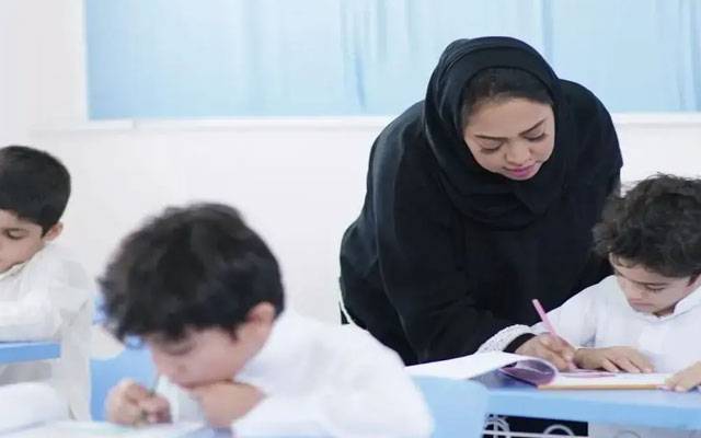 سعودی عرب خواتین اساتذہ  کی سنی گئی  اب سرکاری سکولوں میں پڑھا سکیں گی. اس کے تحت وہ چوتھی جماعت تک کے طلباء کو پڑھا سکیں گی