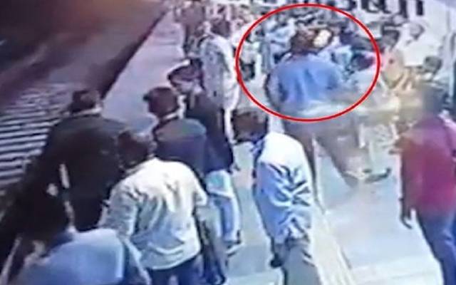 بھارتی شہر ممبئی کے ریلوے اسٹیشن پر خاتون سے غلطی سے  ٹکرانے والا شخص شوہر کا تھپڑ لگنے سے ٹریک پر گر کر ہلاک ہوگیا۔