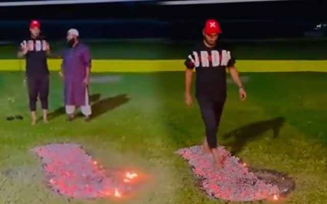 بنگلادیشی کرکٹ ٹیم کے ٹرینر نے بلے بازوں کو آگ پر چلا دیا، ویڈیو وائرل