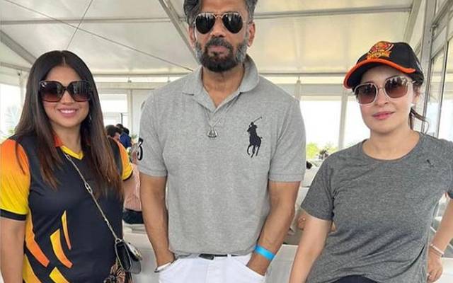  پاکستان شوبز انڈسٹری کی اداکاراؤں کی بالی ووڈ کے معروف سٹارز سنیل شیٹھی اور نرگس فخری کے ساتھ امریکا میں ملاقات ہوئی جس کی تصاویر سوشل میڈیا پر وائرل ہوگئیں۔      