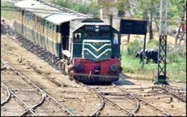 کراچی: سرکلر ریلوے کی بحالی ناممکن ہو گئی، کئی بار افتتاح ہوا، پرانی پٹڑیوں اور سٹیشن کی حالت زار