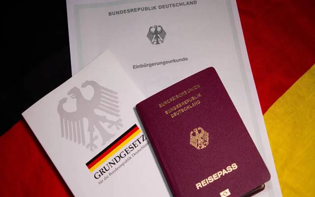 جرمنی کی شہریت حاصل کرنے کے خواہشمند افراد کیلئے خوشخبری آگئی۔ جرمن حکومت نے شہریت کے قانون میں آسانیاں پیدا کرتے ہوئے نیا قانون متعارف کرو دیا  گیا ہے۔ 