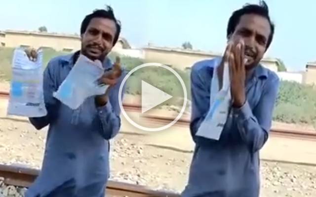  ریلوے ٹریک پر ہاتھ میں بجلی کے دو بل پکڑ کر کھڑے ایک ریڑھی بان نے حکمرانوں سے اپیل کرتے ہوئے کہنا ہے کہ ’خدارا ہمارے حال پر رحم کریں۔‘
