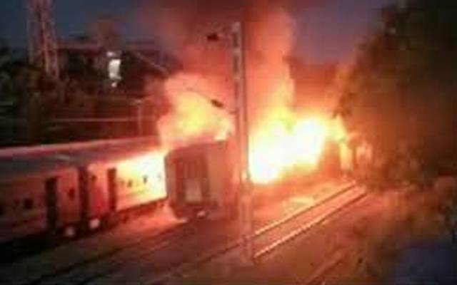  بھارتی ریاست تامل ناڈو میں ٹرین کے ڈبے میں آگ لگنے کے نتیجے میں 20 افراد زخمی جبکہ 10 افراد ہلاک ہوگئے۔