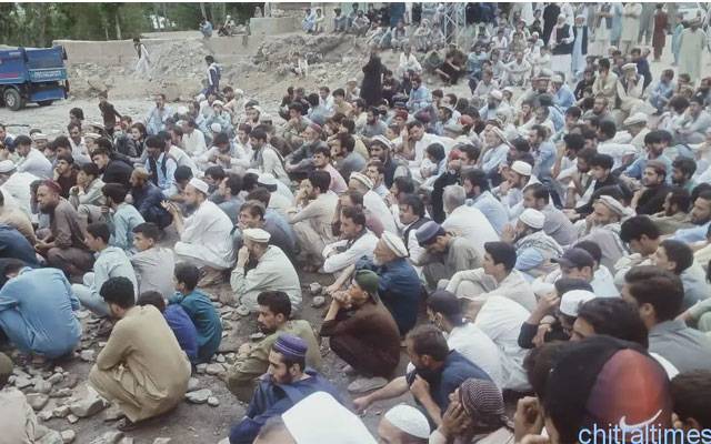 مظاہرین نے کلدام گول کے مقام پر سڑک پر دھرنا دیکر اسے سات گھنٹوں تک ہر قسم ٹریفک کیلیے بند کرتے ہویے مطالبہ کیا کہ شاہ نگار میں بدھ کے روز جو دو افراد کو بے دردی سے قتل کیے گیے تھے ان کے قاتلوں کو فوری گرفتار کیا جایے