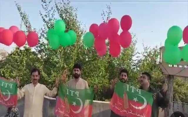 راولپنڈی: چیئرمین پی ٹی آئی کیساتھ اظہار یکجہتی کیلئے ہوا میں غبارے چھوڑنے پر 24 افراد گرفتار