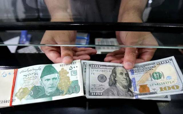 پاکستانی روپیہ کے مقابلے میں ایک امریکی ڈالر 303 روپے 75 پیسے کی ریکارڈ سطح پر پہنچ گیا،انٹربینک میں پاکستانی روپیہ کے مقابلے میں ڈالر کی قدر میں اضافے کا سلسلہ بدستور جاری ہے
