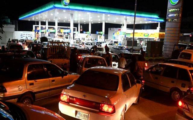 قیمتوں میں اضافے سے قبل ہی لاہور سمیت مخلتف شہروں میں پٹرول نایاب، شہری پریشان