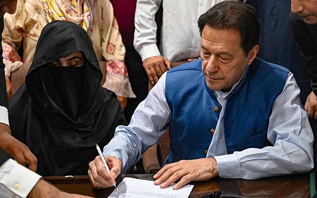 عمران خان بیرون ملک اڑان بھرنے کو تیار،بشریٰ بی بی نے پیغام پہنچادیا،بڑا انکشاف