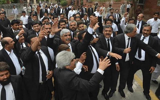 ایڈووکیٹ جاوید اقبال ، فدا حسین متہ، سیماب اسلم کی میڈیا سے گفتگو  کر تے ہوئے  پٹرولیم مصنوعات کی قیمتوں میں کمی کا مطالبہ کردیا