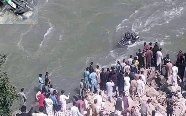 آزاد کشمیر کے دارالحکومت مظفر آباد کے نواحی علاقے پٹھکہ چھون کے مقام پر کار حادثے کا شکار ہوکر دریائے نیلم میں جا گرنے سے 4 افراد جاں بحق ، ایک خاتون زخمی ہوگئی۔