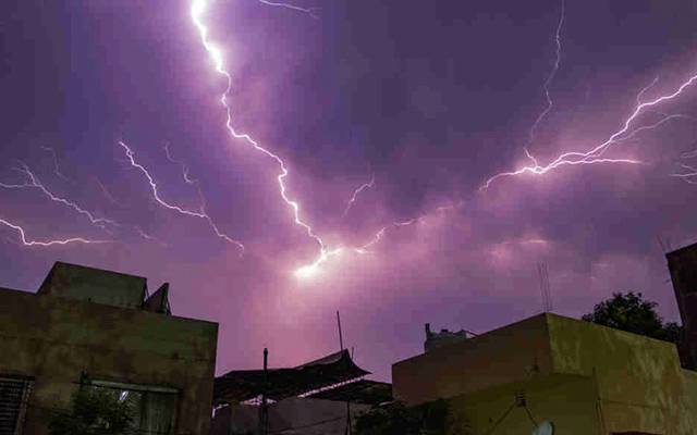  بھارت کی مشرقی ریاست اوڈیشہ میں آسمانی بجلی گرنے سے 10 افراد ہلاک اور 3شدید زخمی ہو گئے ہیں۔
