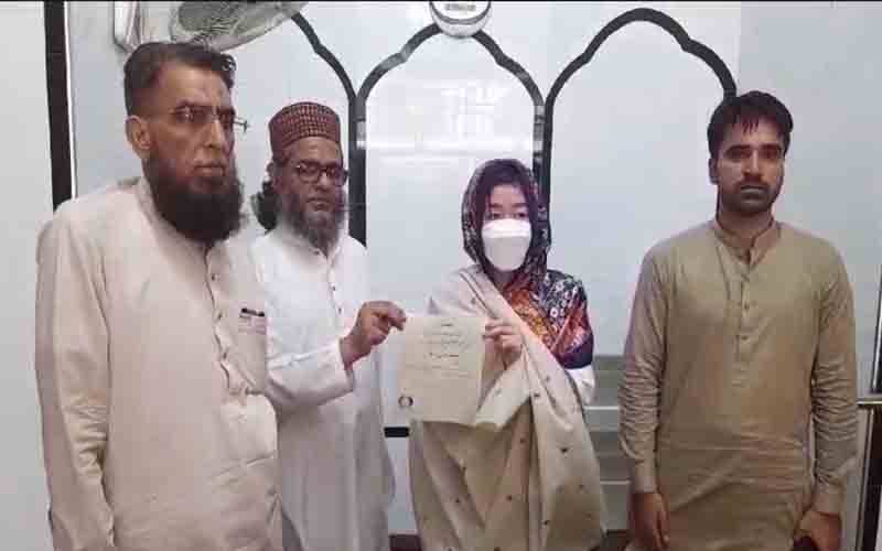 ایک اور غیر ملکی لڑکی پاکستان پہنچ گئی 