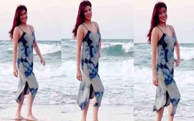  اداکارہ مہوش حیات نے سوشل میڈیا پر ایک ویڈیو شیئر کیا ہے جس میں اُنہیں ساحل سمندر کی سیر کر تے سلپ ڈریس میں ساحل پر جلوے بکھیرتے ہوئے دیکھا جا سکتا ہے۔