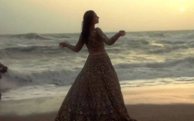  پاکستانی اداکارہ ماہرہ خان نے سوشل میڈیا پر ایک ویڈیو شیئر کیا ہے جس میں اُنہیں عروسی جوڑے میں ساحل سمندر پر جلوے بکھیرتے ہوئے دیکھا جا سکتا ہے۔ 