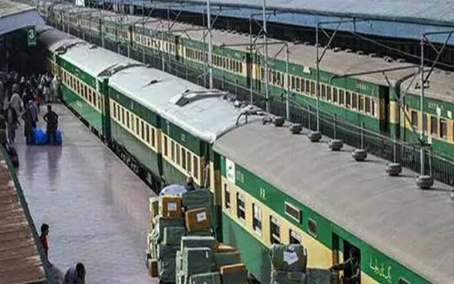 پاکستان ریلوےکی آمدنی میں بہتری آنےلگی رواں مالی سال 24-2023کےپہلے2ماہ میں آمدنی کےہدف سےزائدریونیوحاصل ہوگیا