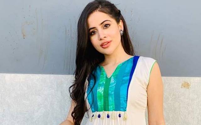  متنازع لباس پہننے اور منفرد فیشن انداز اپنانے کی وجہ سے تنقید کا سامنا کرنے والی بھارتی اداکارہ و ماڈل عرفی جاوید نے انکشاف کیا ہے کہ ایک خاتون فلم ساز نے بولڈ منظر شوٹ کرنے کے لیے شوٹنگ سیٹ پر ان کے کپڑے تک پھاڑ دیے تھے۔