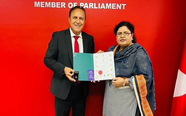 گلوکارہ شازیہ منظور کو کینیڈا میں کوئین الزبتھ ایوارڈ سے نوازادیا گیا