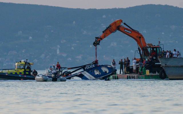 ہنگری میں پولیس کا ہیلی کاپٹر جھیل میں گر کر تباہ ہوگیا جبکہ اس میں سوار 2 افراد معمولی زخمی ہوئے۔