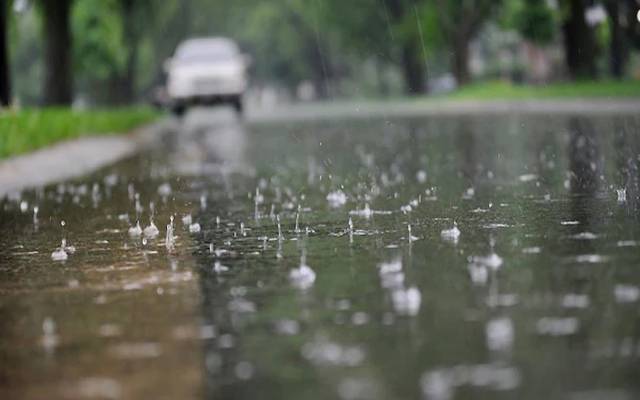 ملک کے بیشتر میدانی علاقوں میں موسم گرم اورخشک رہے گا۔ تاہم شمال مشرقی پنجاب ،جنوبی مشرقی سندھ، کشمیر اور ملحقہ پہاڑی علاقوں میں چند مقامات پر تیز ہواؤں اور گرج چمک کے ساتھ بارش ہو سکتی ہے۔