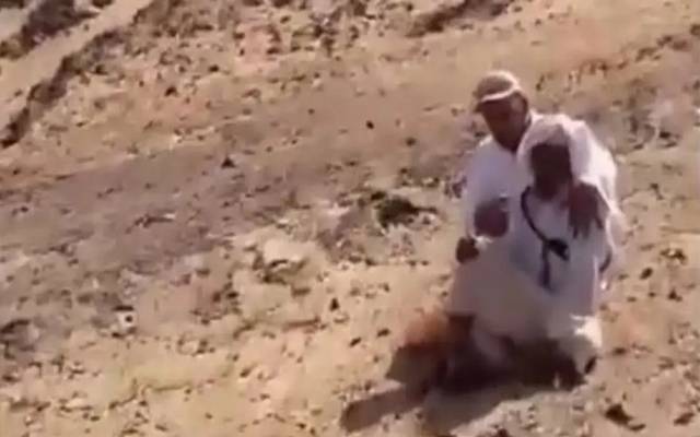 سعودی عرب، صحرا میں گم ہوکر موت کے دہانے پر پہنچنے والے بزرگ کو بچا لیا گیا