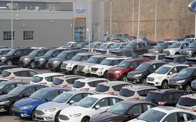  تین ماہ بعد ملک میں گاڑیوں کی فروخت میں بہتری، ماہانہ بنیادوں پر گاڑیوں کی فروخت میں جولائی کے مقابلے اگست میں 49 فیصد اضافہ ہوا جبکہ 7 ہزار 579 گاڑیاں مجموعی طور پر فروخت ہوئیں۔