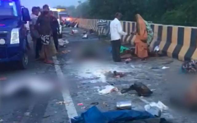 بھارت میں بے قابو ٹرک کے بس مسافروں پر چڑھنے سے  11 افراد ہلاک جبکہ 12 زخمی ہوگئے۔