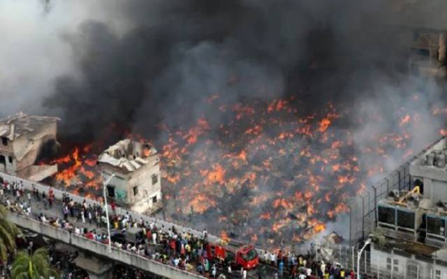 بنگلا دیش کے دارالحکومت ڈھاکا کی مارکیٹ میں آتشزدگی سے سینکڑوں دُکانیں جل گئیں۔