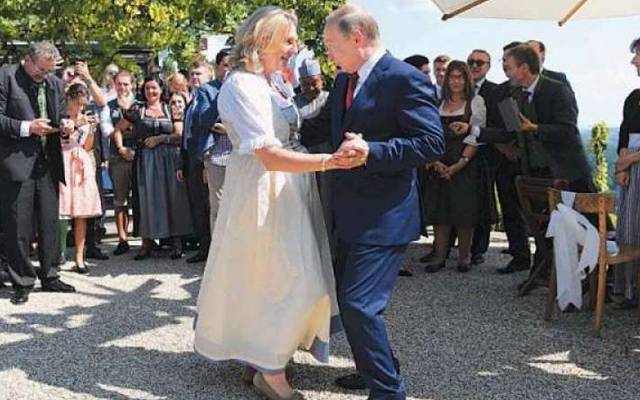 روسی صدر کیساتھ رقص سے شہرت پانیوالی سابق آسٹرین وزیر روس منتقل 