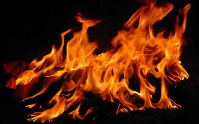 کھڈیاں خاص کے نواحی علاقہ راجوال میں روٹھی بیوی کے نہ ماننے پر نوجوان نے پٹرول چھڑک کر آگ لگا لی۔ 
