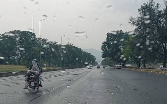  محکمہ موسمیات نے ملک کے مختلف علاقوں میں تیز ہواؤں اور گرج چمک کے ساتھ بارش کی پیشگوئی کی ہے۔ سندھ میں اکثر مقامات جبکہ مشرقی پنجاب، شمال/ مشرقی بلوچستان، بالائی خیبر پختونخوا، گلگت بلتستان اورکشمیر میں بعض مقامات پر تیز ہواؤں اور گرج چمک کے ساتھ بارش کا امکان ہے۔