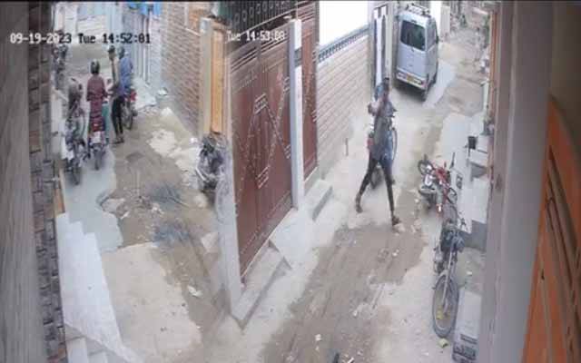 کراچی میں ڈاکو بے لگام، دن دیہاڑے واردات اور فائرنگ، ویڈیو منظر عام پر آ گئی