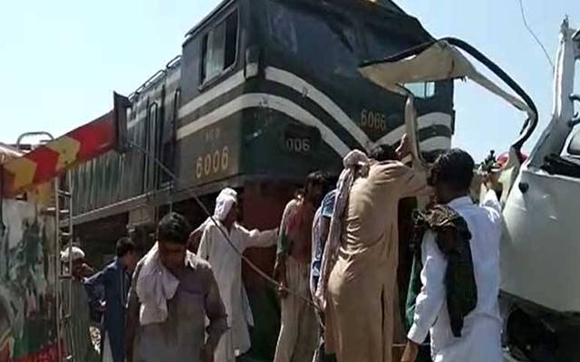 شیخوپورہ کے علاقے قلعہ ستار شاہ کے قریب 2 ٹرینوں کے تصادم کے نتیجے میں 20 افراد زخمی ہو گئے۔