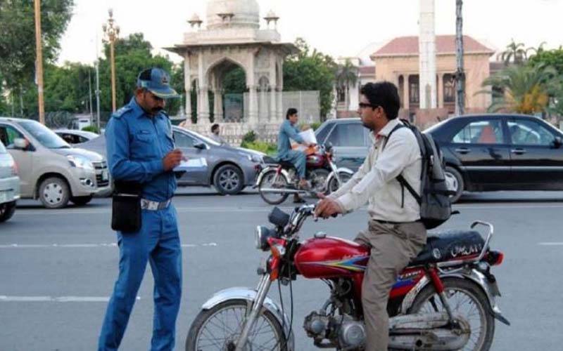 بغیر ہیلمٹ موٹر سائیکل چلانے والوں کا اہم شاہراؤں پر داخلہ بند 